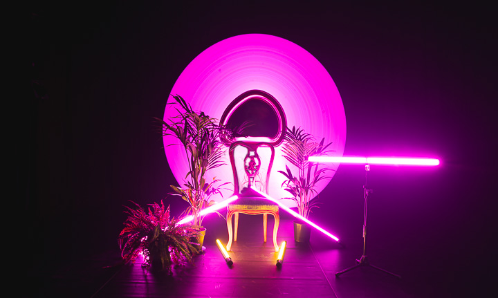 Iluminación de neón led en color rosa, tubos de led fijos y en movimiento que generan un círculo rosa