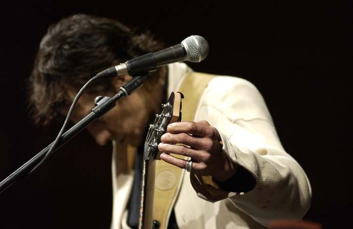 Micrófono de voz con música afinando la guitarra