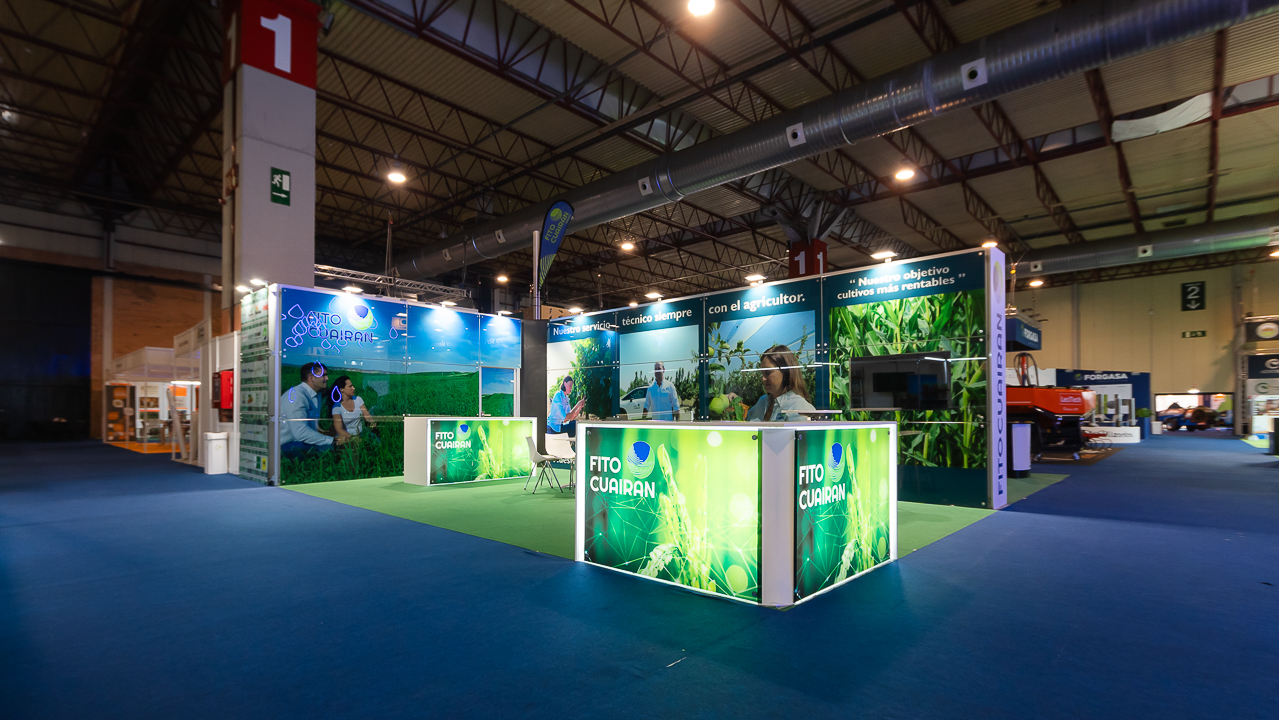 Focos de luz directa y retroiluminados dentro de un stand