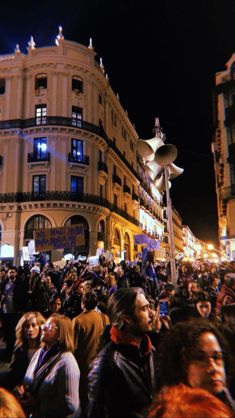 Sistemas de bocinas sobre una torre y muchas personas en la calles